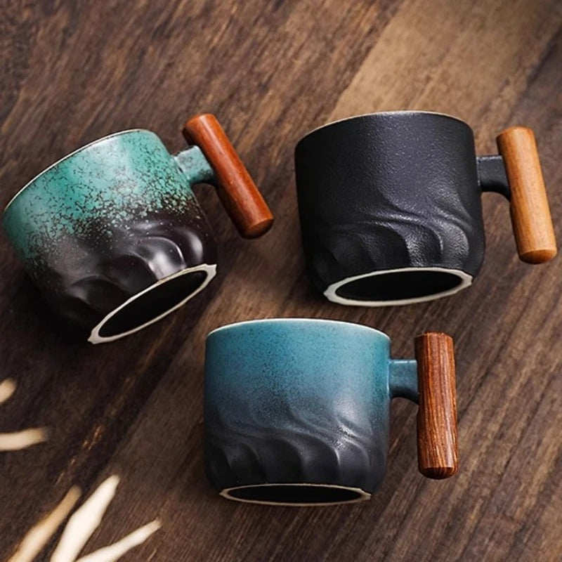 Handgemachte Kaffeetasse im Vintage-Stil mit Holzgriff