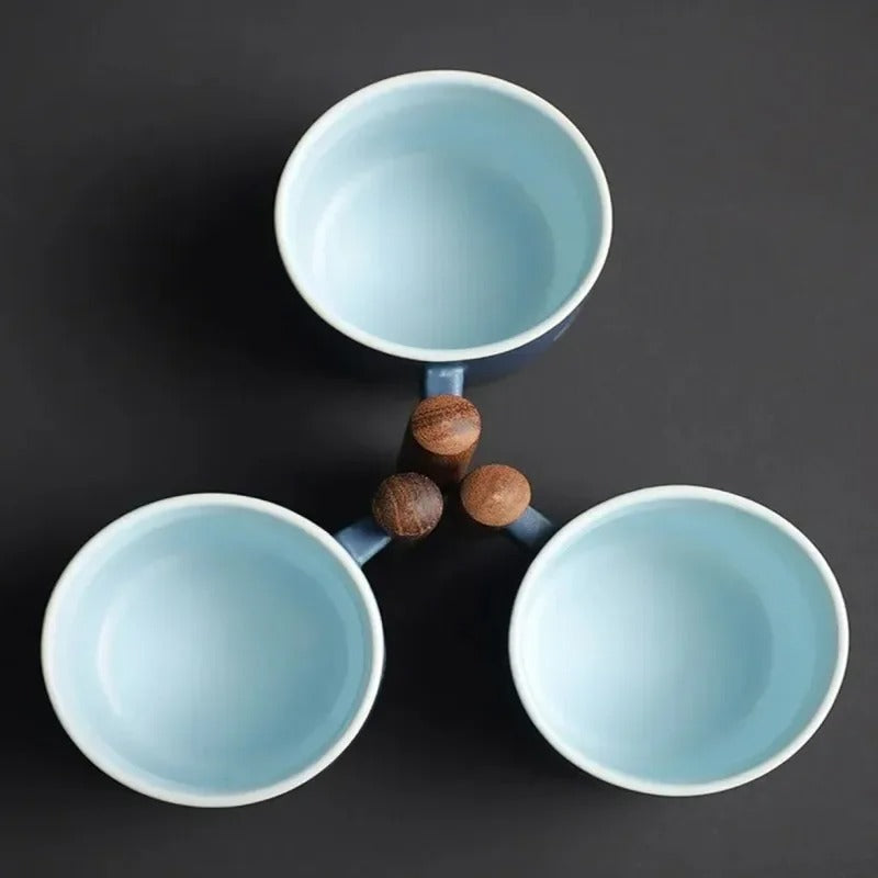 Handgemachte Kaffeetasse im Vintage-Stil mit Holzgriff