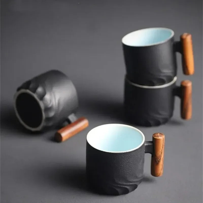 Handgemachte Kaffeetasse im Vintage-Stil mit Holzgriff