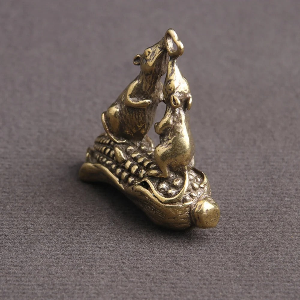 Pure Brass Mice in Love on Corn