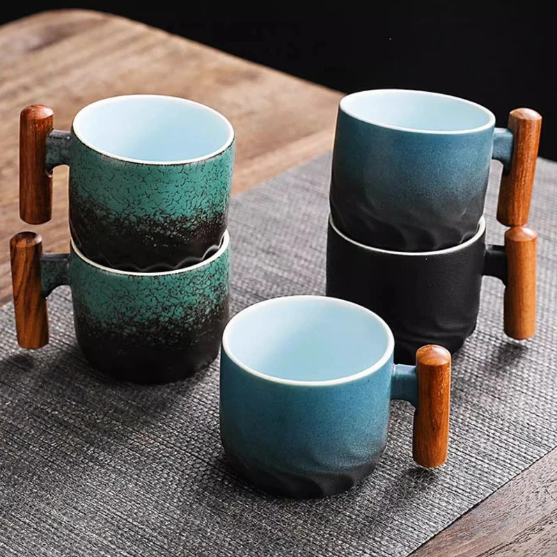 Handgemachte Kaffeetasse im Vintage-Stil mit Holzgriff