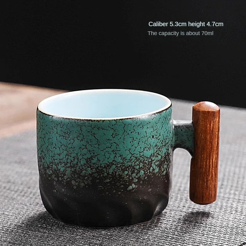 Handgemachte Kaffeetasse im Vintage-Stil mit Holzgriff
