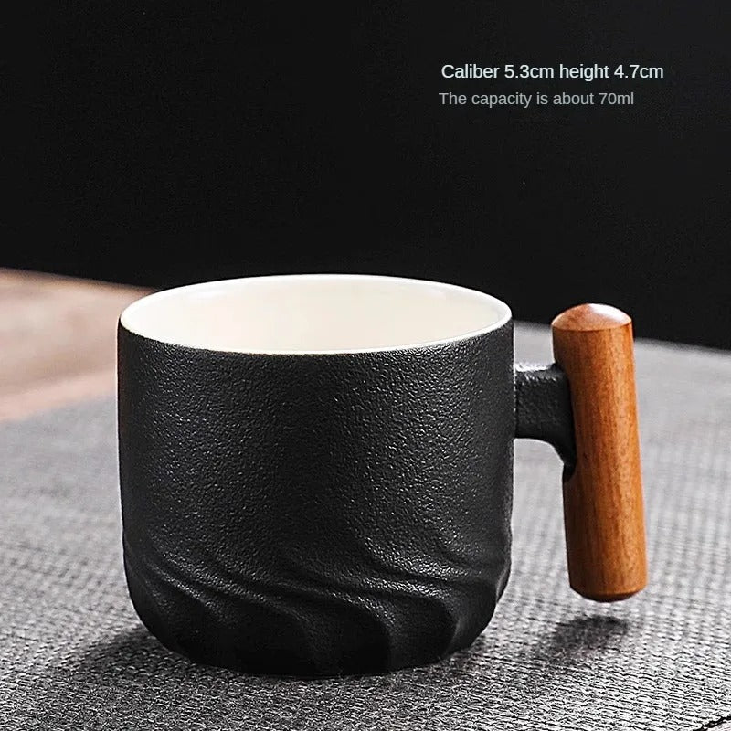 Handgemachte Kaffeetasse im Vintage-Stil mit Holzgriff