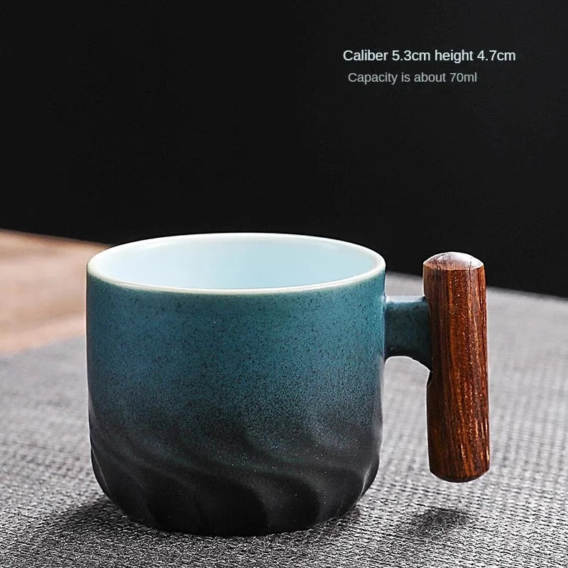 Handgemachte Kaffeetasse im Vintage-Stil mit Holzgriff