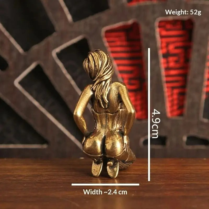 Kneeling woman mini figurine dimensions and 52 gram weight