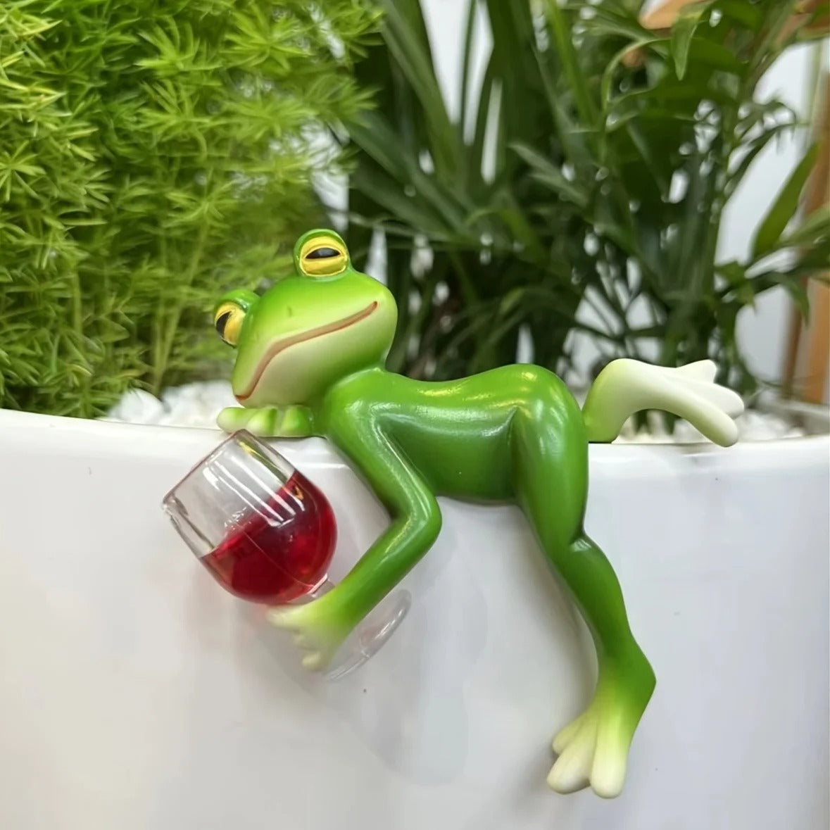 Frog with Wine Glass Pot Hanger – Fun Garden & Balcony Decoration