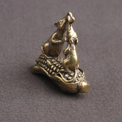 Pure Brass Mice in Love on Corn
