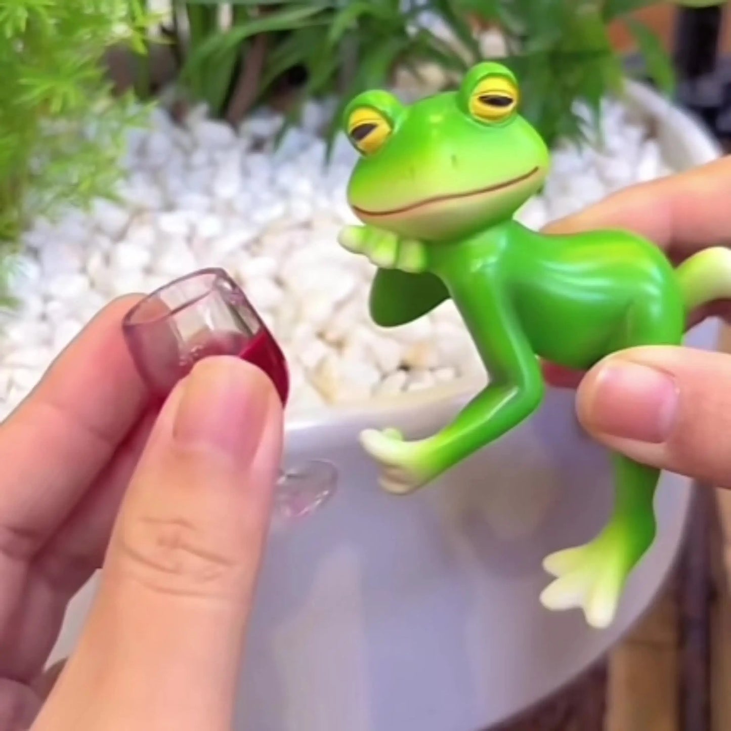 Frog with Wine Glass Pot Hanger – Fun Garden & Balcony Decoration