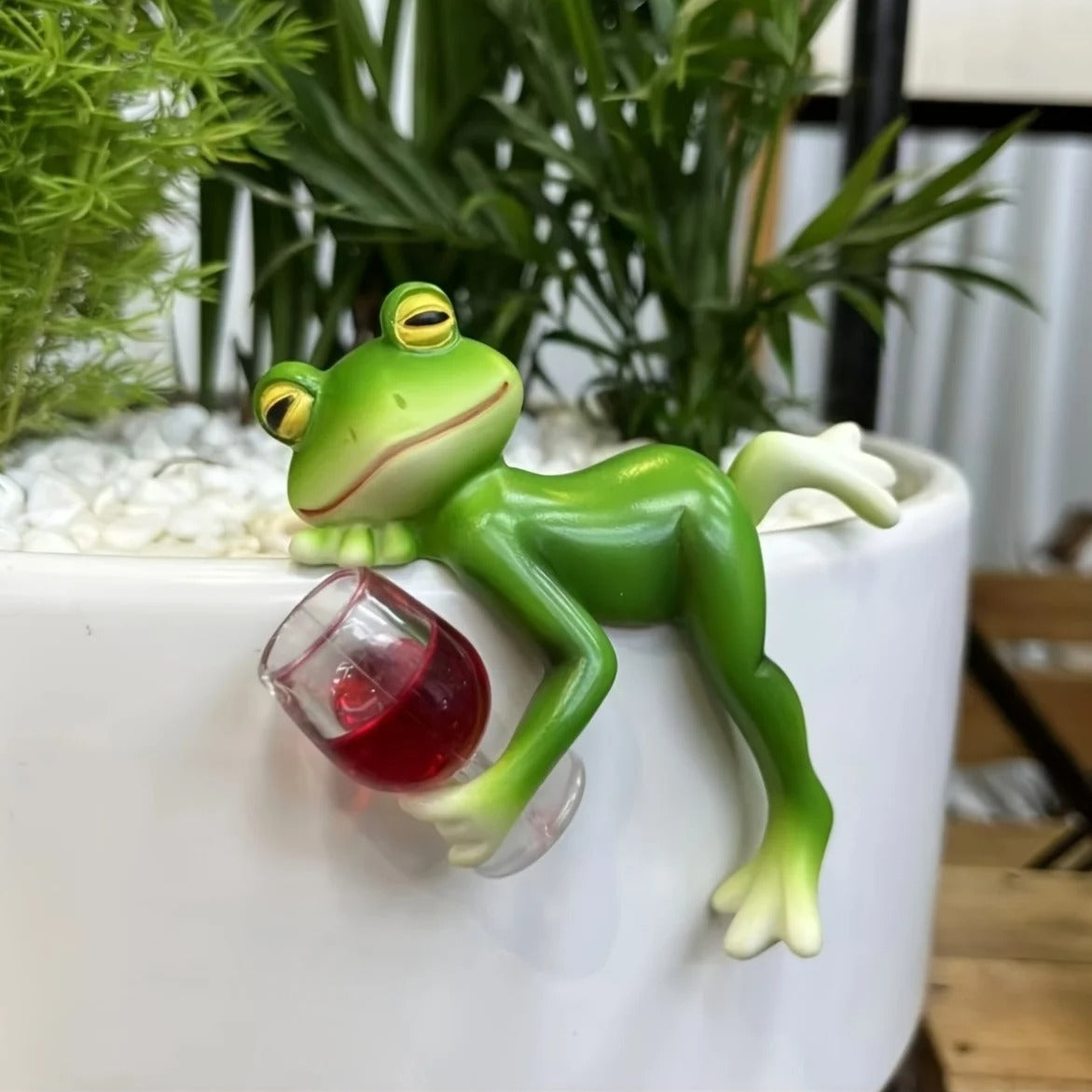 Frog with Wine Glass Pot Hanger – Fun Garden & Balcony Decoration